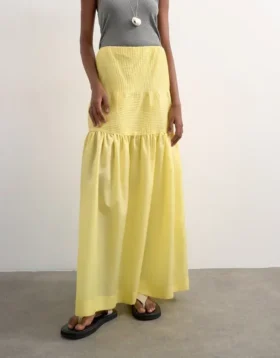 Tsmarya Langrock mit hoher Taille