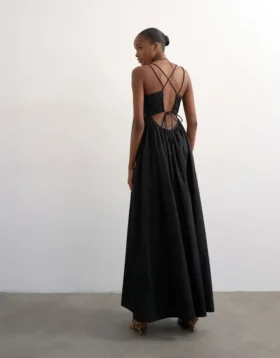 Tsmika Langes Kleid